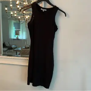 Helt oanvänd svart klänning från chiquelle med lappen kvar💕 den är ribbad och i stl xs, pris går att diskutera vid snabb affär