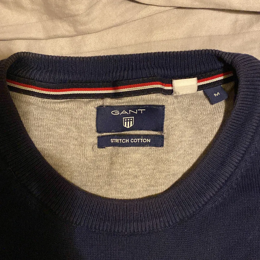 Blå gant tröja i storlek M, säljes pga att den blivit liggandes i garderoben senaste tiden.  150kr, finns i Solna . Tröjor & Koftor.