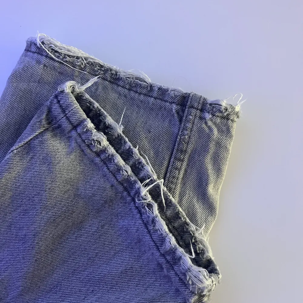 Säljer lågmidjade jeans från Ginatricot, storlek 36!🥰 Säljer då dom inte används längre, slitningar längst nere vid fötterna och på fickorna(man ser slitningarna på bilderna)🥰 300kr+frakt!!Använd INTE köp nu!!. Jeans & Byxor.