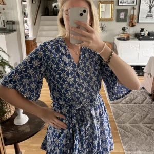 Zara klänning - Fin blå zara klänning, aldrig använd. Superfin till ett par svarta stövlar och en kort kappa till hösten! Nypris 349