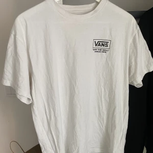 Vans tröja - En vans t-shirt som är vit i storken M. Använd 1 gång. 