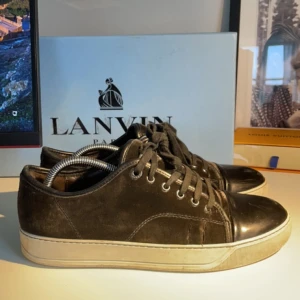 Lanvins  - Lanvins, 7/10 skick! Köpta innan sommaren. Strl 41, Box medföljer vid köp. Frågor och liknande är det bara att höra av sig!