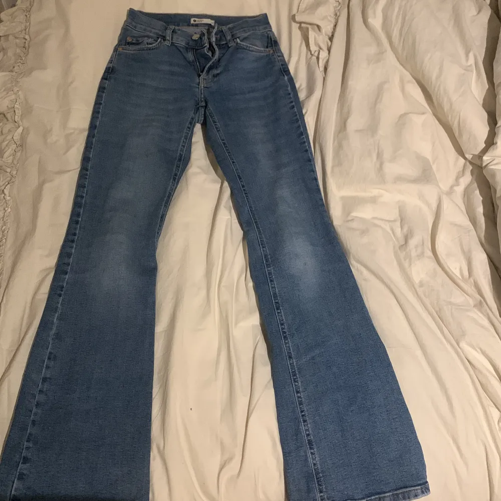 Jättesnygga blåa lågmidjade bootcut jeans från Gina som passar till allt🙌🏽🙌🏽Använda men i bra skick! nypris 500kr mitt pris 250kr🩵🩵 Innerbensmått 80cm!!!. Jeans & Byxor.