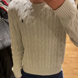 Ralph Lauren tröja - Säljer denna skit snygga Ralph Lauren tröjan, säljes pågrund av att den är lite för stor för mig, vill ni har fler bilder är det bara att höra av sig, skicket är 8/10 så den är i bra skick. Bara att höra av sig om ni har några funderingar!!
