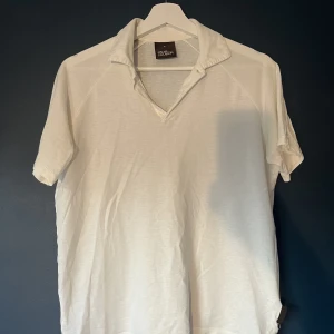 Pike Oscar Jacobsson  - Vit kortärmad piké från Oscar Jacobsson. Storlek S och har ett bra skick. 