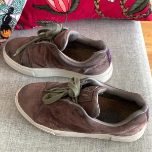 Eytys stl 38 - Fina eytys i stl 38, använda 5gr ca i ett fint skick, syns att de använts lite! Bilder på de kan skickas!  ord pris 1799kr.  ett billigare pris då de är använda. men, finns i malmö <3  köpare får stå för frakt 