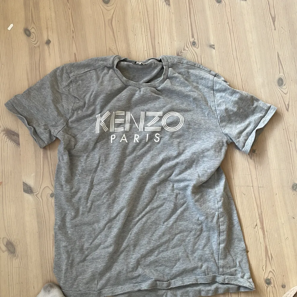 Kenzo t-shirt i storlek 14 år kids. T-shirts.