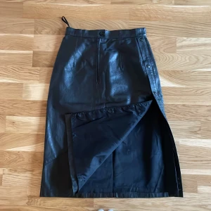 Skinnkjol - Supersnygg skinnkjol som tyvärr har blivit för stor för mig. Den har knäppning längs med hela ena sidan men man kan snurra den så knäppningen kan va vart man vill. Vintage!! 