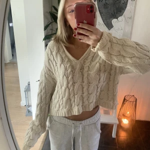 NA-KD stickad - så mysig tröja från NA-KD, ljus beige och kommer tyvärr inte till användning , inga defekter, storlek XS❣️❣️ 