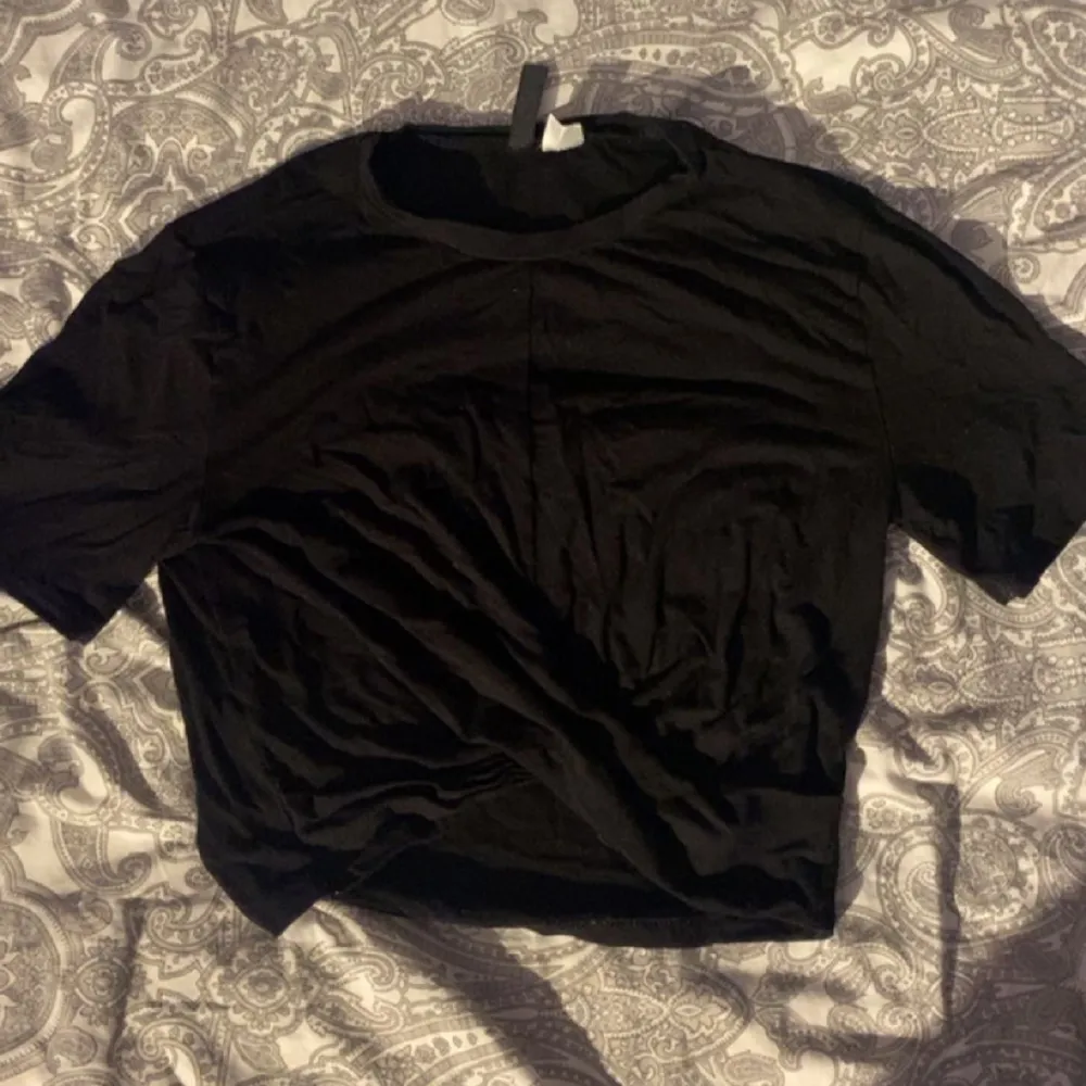 Säljer denna svarta tröja! Den har en knytning vid magen (ska vara så), vilket gör att den är kort. Så en magtröja alltså.. T-shirts.
