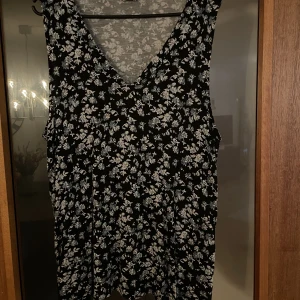 Linne  - Svart , vit o ljus turkos är som i ny skick använd höst 3 gånger 