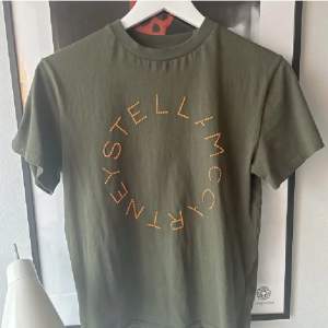 Säljer denna äkta Stella t-shirt som ja köpte på en secondhand förra året💚färgen är som första bilden. Skriv för bättre bilder. Nypris 1200 mitt pris 800. Strl 13-14yrs passar mig med S