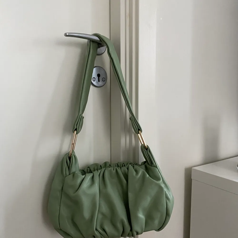 Jättefin grön väska som är köpt här på Plick 💚. Väskor.