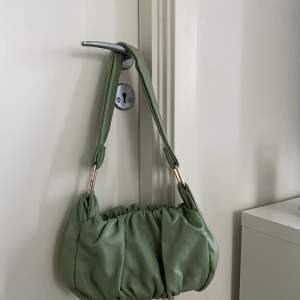 Jättefin grön väska som är köpt här på Plick 💚
