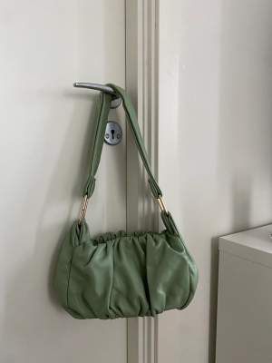 Jättefin grön väska som är köpt här på Plick 💚