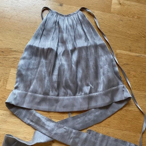 Topp - Topp med öppen rygg från NA-KD