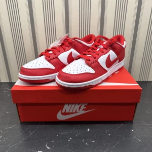 Nike Dunk St John Red - Helt nya Nike Dunk ”St John” i storlek 42 med originalbox. Äkta köpta från Nike appen och kvitto finns Hör av dig för mer info och pris