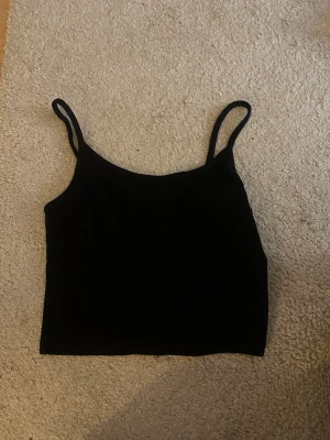 Svart linne - Svart croppad linne🍁❤️‍🔥