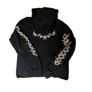 Boxy Tribal Hoodie - Tribal hoodie som jag har klippt botten av så att den har en mer boxy passform! Frakten står du för, DM:a vid intresse och priset går alltid att diskutera!