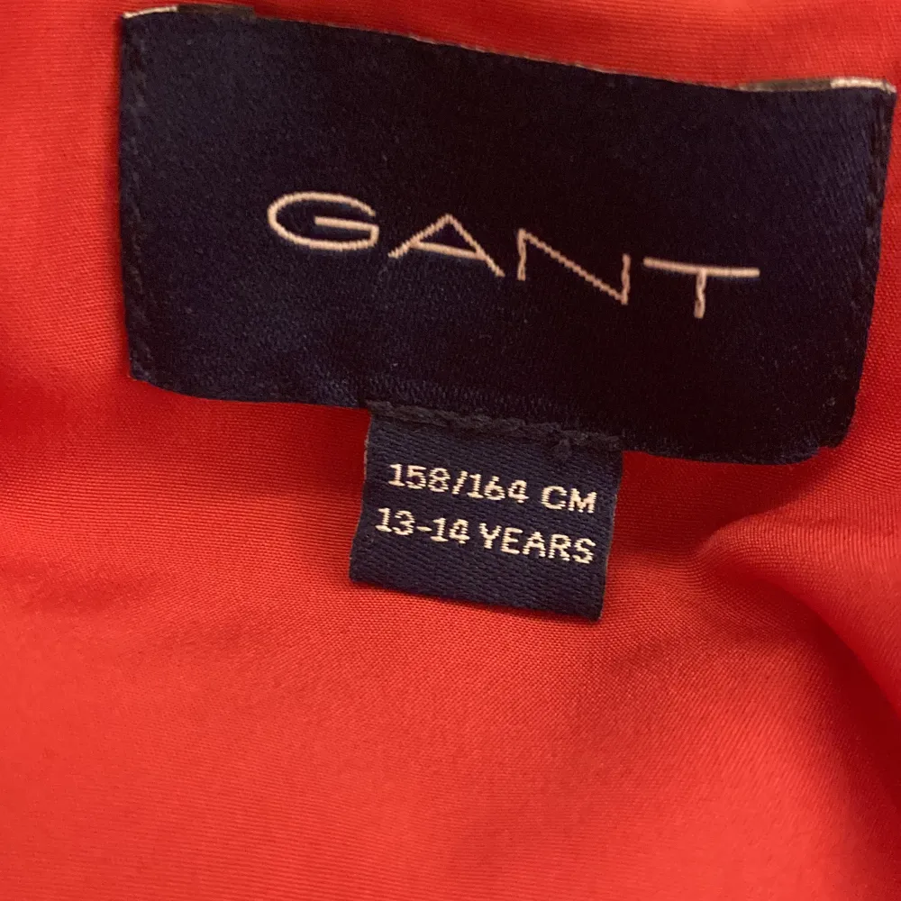 Tja jag säljer nu denna snygga Gant väst med riktig bra skick efter som att den inte är använd nånting typ!. Jackor.