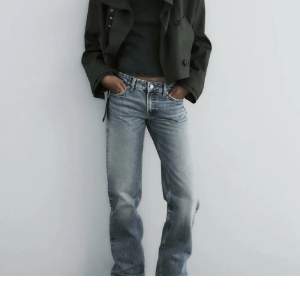 Blåa jeans från Zara storlek 36 använda en gång, är i bra skick! 💜