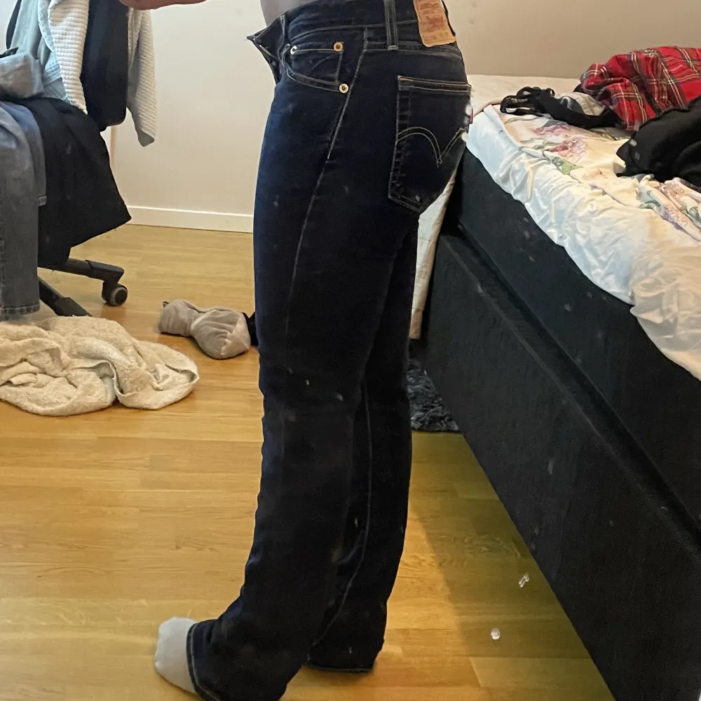 Säljer dehär lågmidjade Levis jeans åt en vän då hon inte använder dem längre. Dem är i mycket bra skick. Skriv privat för mer information💕. Jeans & Byxor.