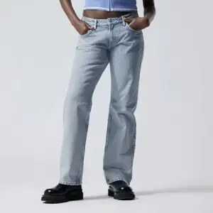 Superfina jeans från weekday i modellen arrow low, färg summer blue. W25 L32😍