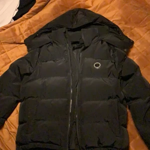 Trapstar jacka - Säljer min trapstar jacka då jag köpte den förra vintern och har varit använda ett par få gånger. Inga skador eller nåt och är storlek L men passar som M. Pris kan diskuteras vid snabb affär.