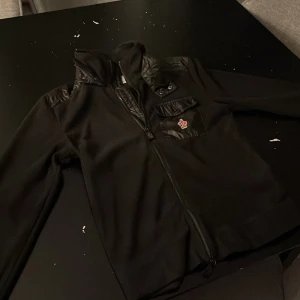 Moncler flecce/cardigan - Tjena säljer nu denna tvärfeta moncler fleccen i storlek M den är självklart äkta det är bara att höra av sig vid minsta fundering eller fråga!! Ny pris ca 6000 Mvh Charles