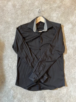 Brun skjorta - Brun skjorta, mjukt och tunt material.