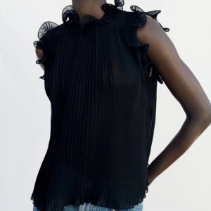 Zara topp - Vill sälja denna topp ifrån zara. Slutsåld på hemsidan ❤️ Skriv gärna privat för fler bilder 🥰