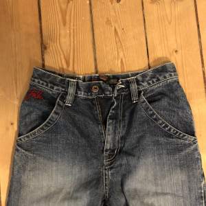 Ett par jättesnygga jeans med brodering på framsida och baksida. Är 160 cm och passar bra i längden. Felfritt plagg. 300kr+frakt