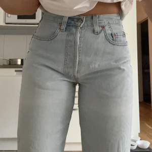 Trendiga jeans från Levis, sparsamt använda!!