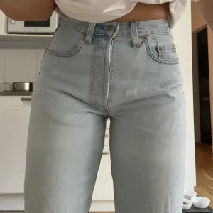 Jeans från Levis  - Trendiga jeans från Levis, sparsamt använda!!