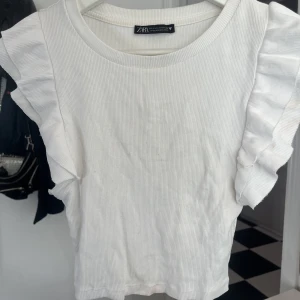 Zara topp - Zara topp, fint skick men kan va nån sminkfläck på den eller något, men kollar igenom innan jag skickar så tryck isåfall inte på köp nu direkt om du vill va säker💝