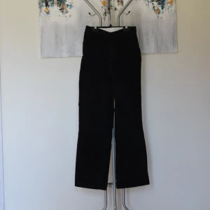 Svarta Manchesterbyxor  - Märke: Carin Wester  Strl: Omsydda till 34-36 Mått: benlängd innersöm 76cm, midja 66cm, benöppning 23cm  Modell: Freida, wide leg, hög midja Skick: använt skick  Material: 98% bomull, 2% elastan