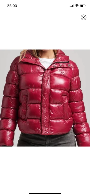 Vinterjacka - Säljer min snygga röda vinterjacka från Superdry då den inte kommer till användning. Inga defekter och endast använd fåtal gånger💕nypris ca 1600kr. Jackan är liten i modellen och sitter ungefär som en 38.