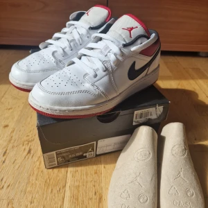 Nike Air Jordan 1 Low - Fint skick med original kartong. Storlek EU 37,5