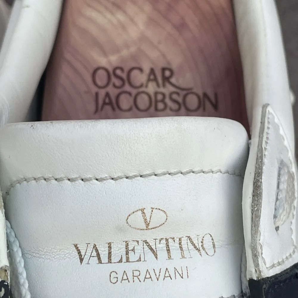 Säljer dessa Valentino Open’s i unik marinblå färg, även kallad ”midnight navy”. Skorna är i storlek 43 och är i fint skick. Endast skorna tillkommer vid köp. Skriv vid intresse, bilder eller andra frågor! ✅. Skor.