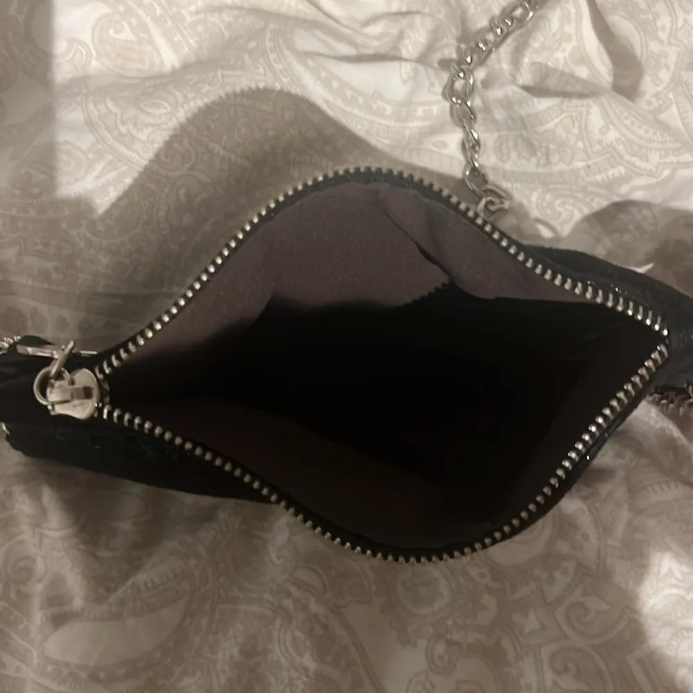 Säljer denna snygga handväska som liknar den kända Tiamo väskan. Bra kvalitet även fast den inte är äkta. Skriv privat för intresse🩷🩷. Accessoarer.