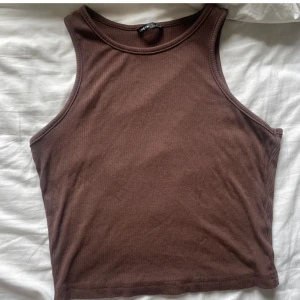 Brunt linne - Brun lite cropad topp från Shein i ett väldigt skönt material, använd 1-2 gånger