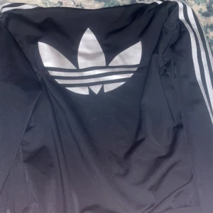 Adidas tröja - Jätte fin adidas tröja. Använts en del men inte sliten eller några märken.