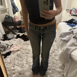 Lågmidjade jeans - Såå fina lågmidjade jeans, köpta utomlands!! Midjemått cirka 37cm tvärs över. Perfekt längd på mig som är 1,60🩷