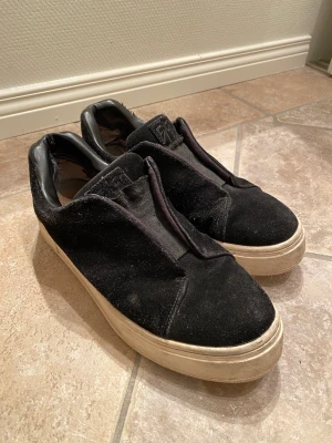 Eytys Suede svart  - Tja! Säljer dessa pärlor pga av att ja inte använder dom längre😝 Köpta från eytys för 2000kr och är väl använda. Det ända är att hälarna är lite sönder innuti men annars funkar dom Perfekt!  Storlek 42. Buda gärna! 😊 
