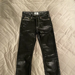 Eytys byxor - Nypris är över 2000kr. Dehär byxorna är i jättebra skick men använder dem tyvärr inte. Obs! Storleken stämmer inte helt då jag sydde upp dem i butiken. Så midjan är 27 men längden är något kortare än 34 (jag är 170). Fråga gärna!💗