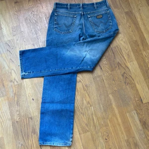 Blå jeansbyxor - Säljer ett par klassiska blå jeansbyxor med normal passform. De har en traditionell femficksdesign och en snygg tvätt som ger en avslappnad look. Pris kan diskuteras vid snabb affär. 