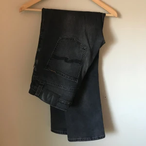  Nudie Jeans "Grim tim" - Säljer ett par riktigt shyssta Nudie jeans i modellen "Grim tim". Inga deffekter överhuvudtaget och jeansen har en riktigt najs fade. Storlek 33/30. Tveka inte att höra av er vid minsta fundering!