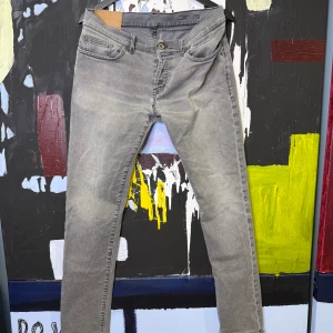 Dondup Jeans  - Dondup Michy slim fit. Väldigt snygga och ljusa jeans till sommaren. Storlek 34 men passar lite mindre. Några lagningar då de är använda en del men bara snyggt enligt mig. Lägg ett bud eller köp direkt! 