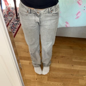 Grå jeansbyxor från Denim - Säljer ett par grå jeansbyxor från Denim. De har en klassisk femficksdesign och en normal passform. Perfekta för en avslappnad stil. Kontakta mig för mer info!