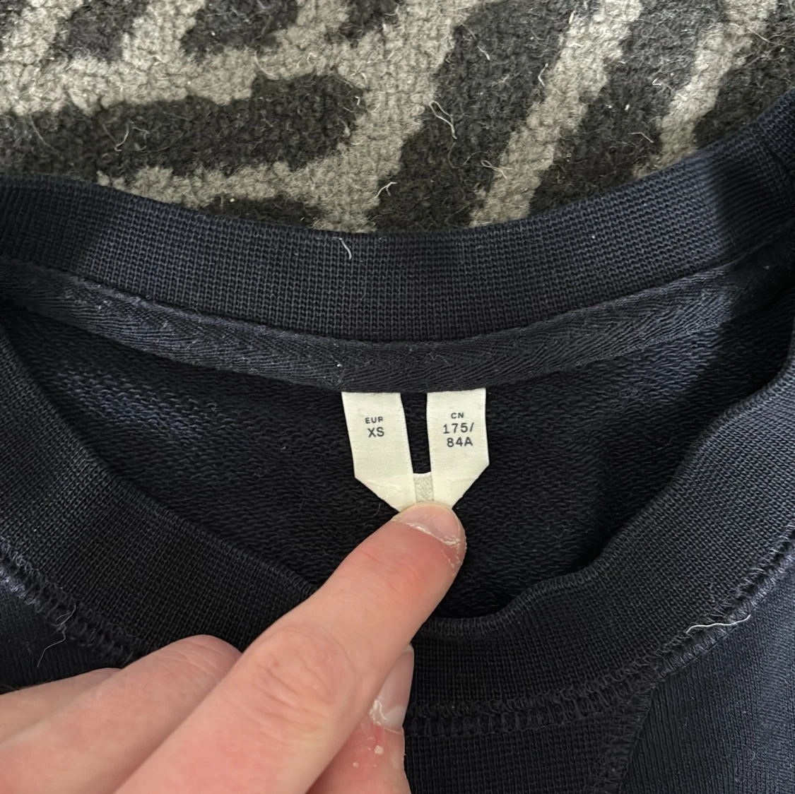 Mörkblå tröja - 2